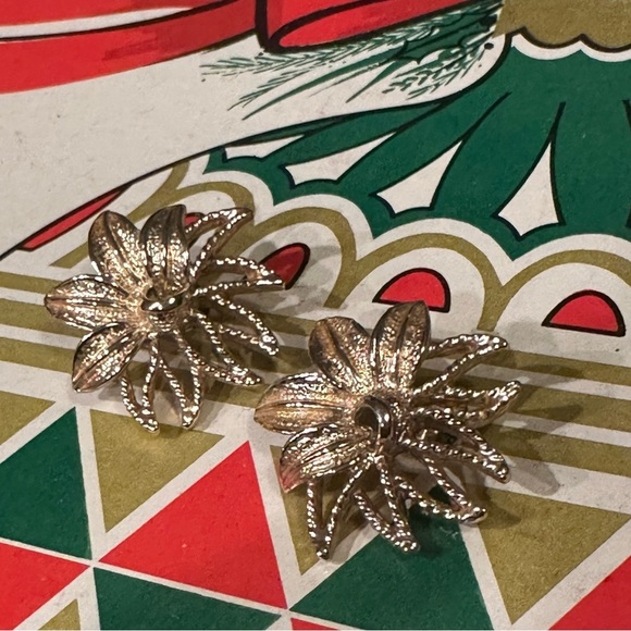 Vintage Sarah Coventry Gold Tone Flower Poinsettia Clip On Earrings - Picture 2 of 6
